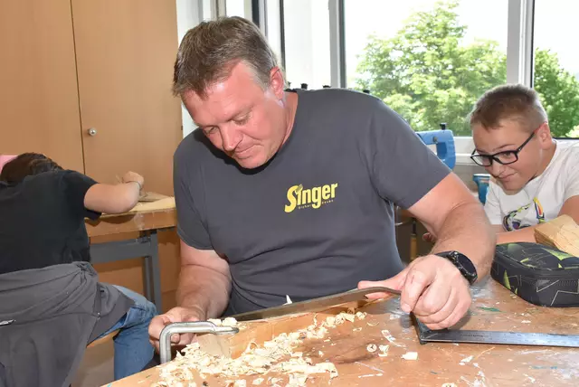 Große Begeisterung herrschte an der MINT-Mittelschule Pabneukirchen in den vergangenen beiden Schultagen. Buben und Mädchen der beiden ersten Klassen bauten ein Windrad und Solar-Lüfter.  | Foto: Robert Zinterhof