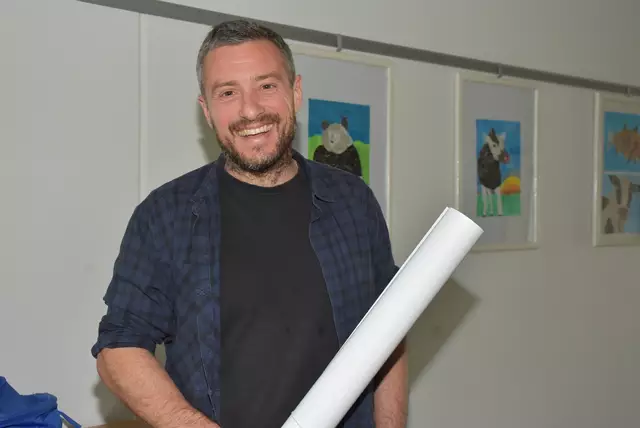 Ideengeber Kurt Leonhartsberger. Große Begeisterung herrschte an der MINT-Mittelschule Pabneukirchen in den vergangenen beiden Schultagen. Buben und Mädchen der beiden ersten Klassen bauten ein Windrad und Solar-Lüfter.  | Foto: Robert Zinterhof