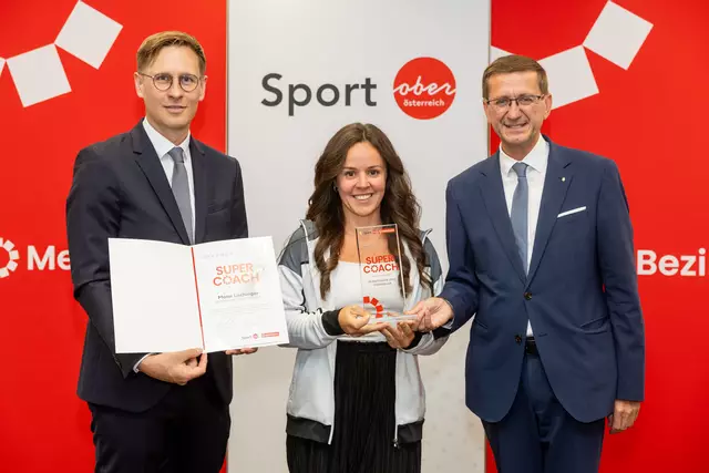 Sport-Landesrat Markus Achleitner (re.), Bezirkssiegerin Vöcklabruck Mona Lachinger und MeinBezirk OÖ-Chefredakteur Thomas Winkler. | Foto: MeinBezirk OÖ/Pils