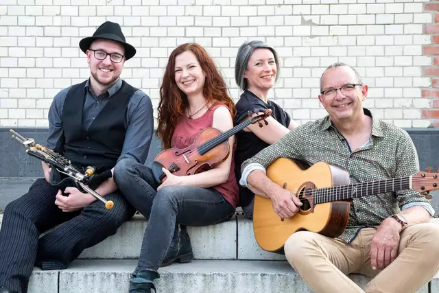 Zwei preisgekrönte Folk-Bands – die Friel Sisters und Cara – bringen am malerischen Schloss Triebenbach authentische Musiktraditionen aus Irland und Schottland auf die Bühne. Im Bild: CARA | Foto: Salzach Festspiele/CARA