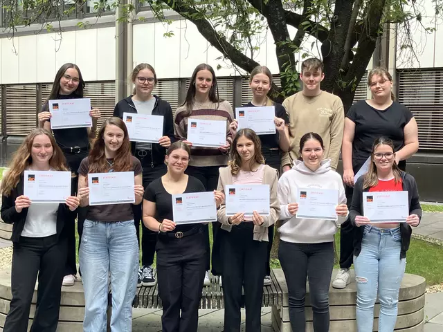 Die stolzen Schülerinnen und Schüler mit ihren Zertifikaten.  | Foto: HLW