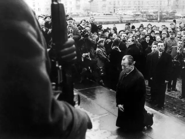 Ein ikonisches Bild, das bis heute um die Welt geht: Der damalige deutsche Bundeskanzler Willy Brandt (SPD) bei seinem Kniefall beim Denkmal des Warschauer Ghettos.   | Foto: dpa / picturedesk.com