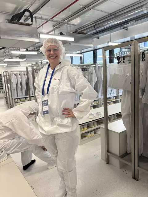 Redakteurin Laura Jung wagte sich im Spezialanzug in die heiligen Hallen der AT&amp;S-Produktion. | Foto: MeinBezirk