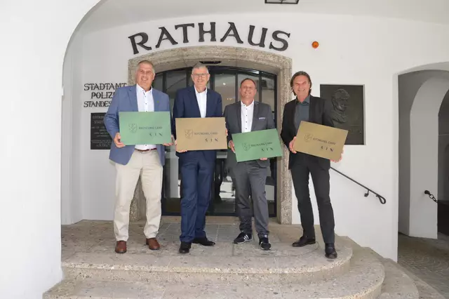 Die Ortschefs Günter Resch, Klaus Winkler und Andreas Wurzenrainer mit Bernd Breitfellner. | Foto: Obermoser