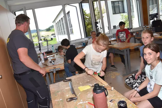 Große Begeisterung herrschte an der MINT-Mittelschule Pabneukirchen in den vergangenen beiden Schultagen. Buben und Mädchen der beiden ersten Klassen bauten ein Windrad und Solar-Lüfter.  | Foto: Robert Zinterhof