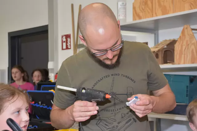 Große Begeisterung herrschte an der MINT-Mittelschule Pabneukirchen in den vergangenen beiden Schultagen. Buben und Mädchen der beiden ersten Klassen bauten ein Windrad und Solar-Lüfter.  | Foto: Robert Zinterhof