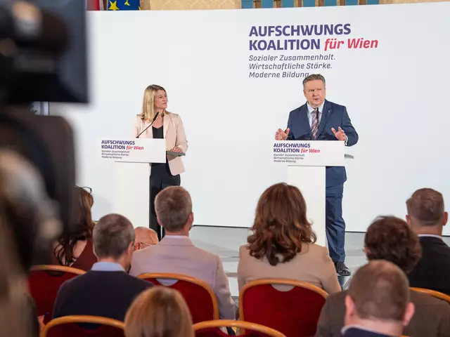 Vizebürgermeisterin Bettina Emmerling (Neos) und Bürgermeister Michael Ludwig (SPÖ) präsentierten am  Dienstag das gemeinsame Regierungsprogramm der "Aufschwungskoalition".  | Foto: Valentina Marinelić/MeinBezirk