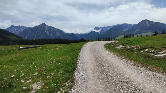 Gemütlich geht es eine Bergstraße dahin... | Foto: I.Wozonig