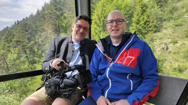 Foto: Sofia Pellegrini: Illwerke-VKW Vorstand Dipl. Ing. Gerd Wegeler ist zu Gast in der Fernsehgondel am Muttersberg bei Andreas Seeburger.