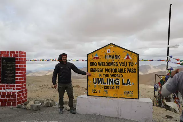 Kurt Sasshofer am höchstgelegenen befahrbaren Pass der Welt in Ladakh, auf 6000 m Höhe. | Foto: privat