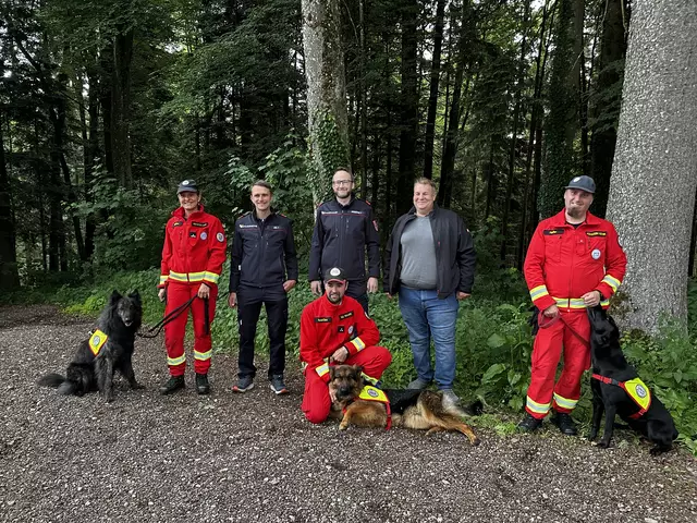 Der Bürgermeister von Maria Schmolln, Norbert Heller (2. v. r.), und die örtlichen Einsatzkräfte der Feuerwehr hießen die Rettungshundebrigade in der Gemeinde willkommen. | Foto: ÖRHB OÖ