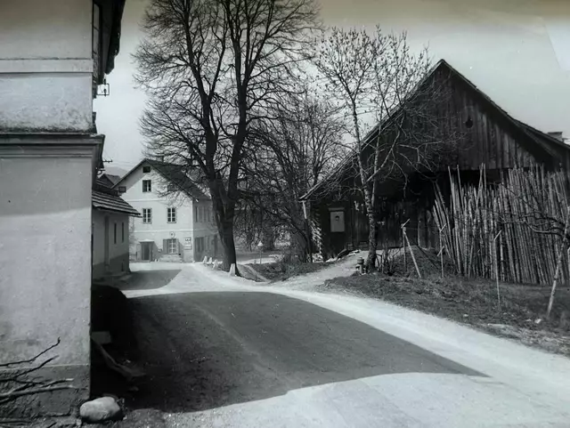 Die alte Post und das Gasthaus Hassler waren zentrale Punkte im Dorfleben – Treffpunkt, Austauschort und Orientierung. | Foto: Gemeinde Finkenstein am Faaker See