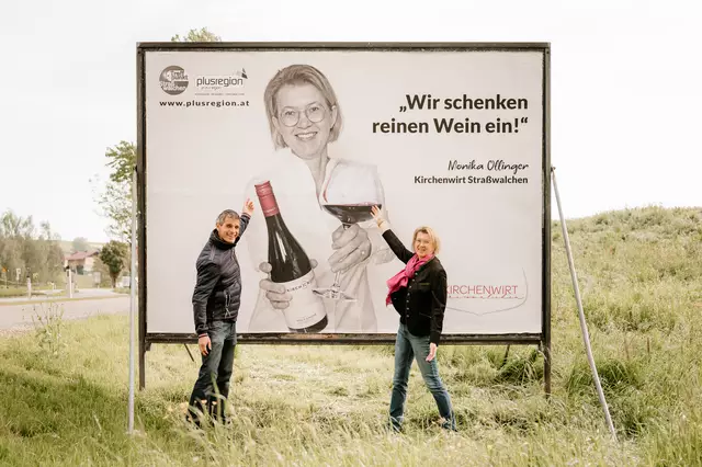 Der Obmann des "Treffpunkt Straßwalchen" Martin Perwein und Monika Ottinger vom "Kirchenwirt Straßwalchen", vor einer der zahlreichen Plakat-Werbeflächen. | Foto: Plusregion
