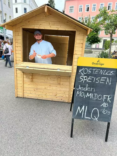 Auf dem Siebenbrunnenplatz steht seit Neuestem ein Holzcontainer. Mehrmals pro Woche werden hier kostenlose Speisen verteilt. | Foto: Mario Orth