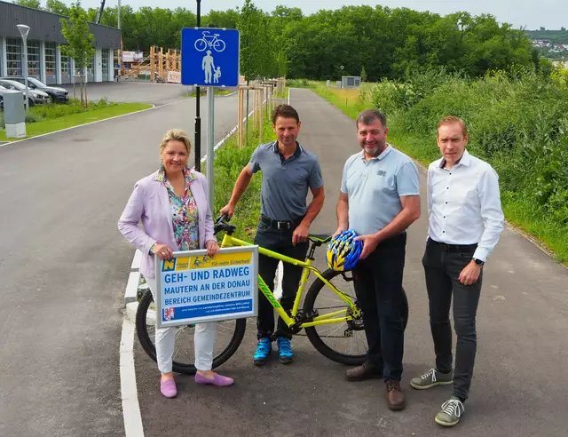 Susanne Rosenkranz in Vertretung von LH-Stellvertreter Udo Landbauer, Heinrich Brustbauer (Bgm von Mautern an der Donau), LAbg. Josef Edlinger in Vertretung von Landeshauptfrau Johanna Mikl-Leitner, DI Christof Dauda (NÖ Straßendienst). | Foto: NÖ Straßendienst