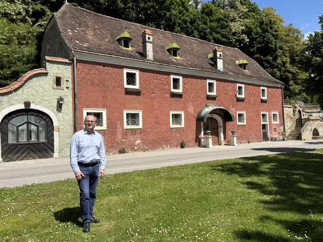 Bürgermeister Erwin Häusler vor der Teichschenke. | Foto: Victoria Edlinger