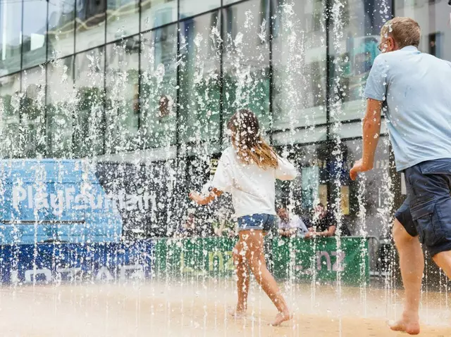 Von 6. August bis 4. September wird die "Play Fountain" erneut in Linz für Abkühlung sorgen.  | Foto: Stadt Linz