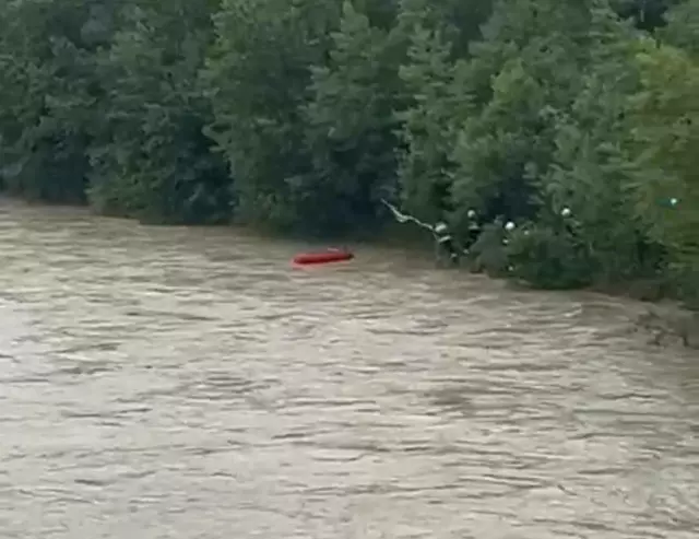 Zwei Personen mussten aus der Drau in Sachsenburg gerettet werden. | Foto: Feuerwehr Sachsenburg