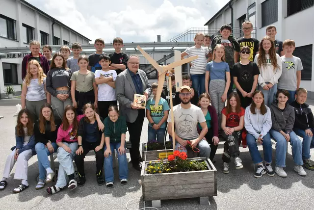 Große Begeisterung herrschte an der MINT-Mittelschule Pabneukirchen in den vergangenen beiden Schultagen. Buben und Mädchen der beiden ersten Klassen bauten ein Windrad und Solar-Lüfter.  | Foto: Robert Zinterhof