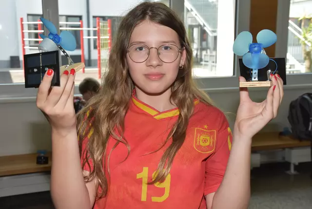 Große Begeisterung herrschte an der MINT-Mittelschule Pabneukirchen in den vergangenen beiden Schultagen. Buben und Mädchen der beiden ersten Klassen bauten ein Windrad und Solar-Lüfter.  | Foto: Robert Zinterhof