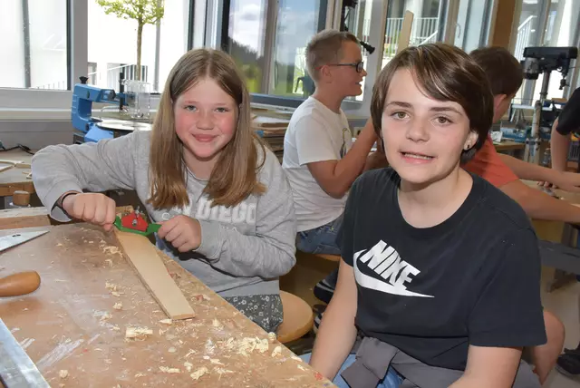 Große Begeisterung herrschte an der MINT-Mittelschule Pabneukirchen in den vergangenen beiden Schultagen. Buben und Mädchen der beiden ersten Klassen bauten ein Windrad und Solar-Lüfter.  | Foto: Robert Zinterhof
