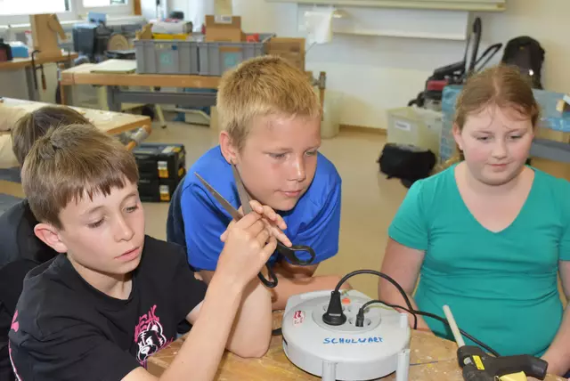 Große Begeisterung herrschte an der MINT-Mittelschule Pabneukirchen in den vergangenen beiden Schultagen. Buben und Mädchen der beiden ersten Klassen bauten ein Windrad und Solar-Lüfter.  | Foto: Robert Zinterhof