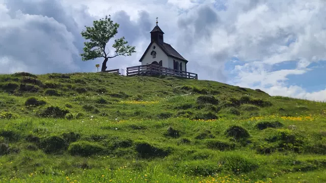 Schön trohnt die Postalmkapelle auf der Anhöhe... | Foto: I. Wozonig 