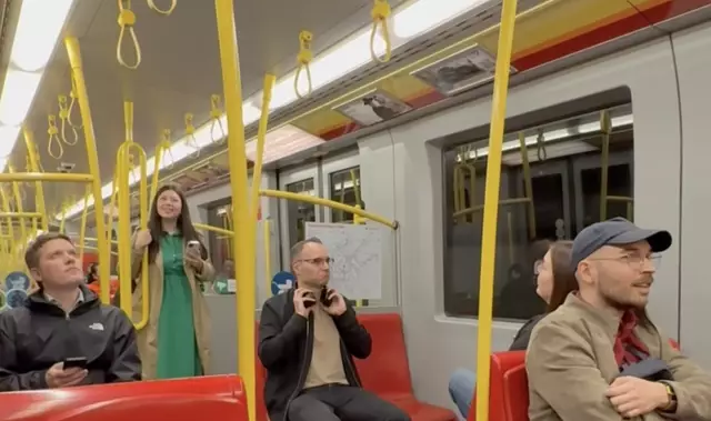 Staunende Gesichter in einer U-Bahn am Dienstagmorgen. Aber warum? | Foto: Wiener Linien