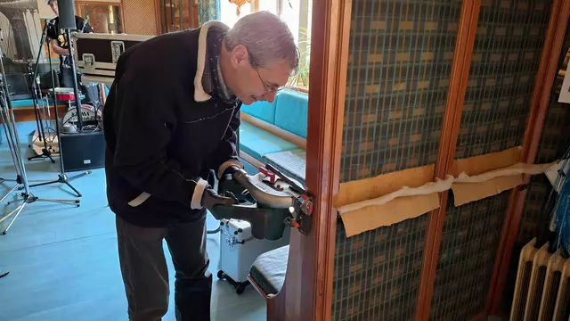 Moloch-Sänger NDB packte die Kreissäge aus und Schnitt kurzerhand die Garderobenwand mitten im Lokal weg | Foto: Moloch