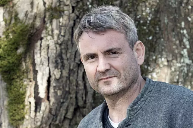 Nach zahlreichen ausverkauften Shows und dem Kulturpreis der Stadt Bad Reichenhall feiert Stefan Schimmel am Dienstag, 8. Juli, um 20 Uhr mit seinem „Best of“-Programm Premiere bei den Salzach Festspielen Laufen auf Schloss Triebenbach. | Foto: Salzach Festspiele/Stefan Schimmel
