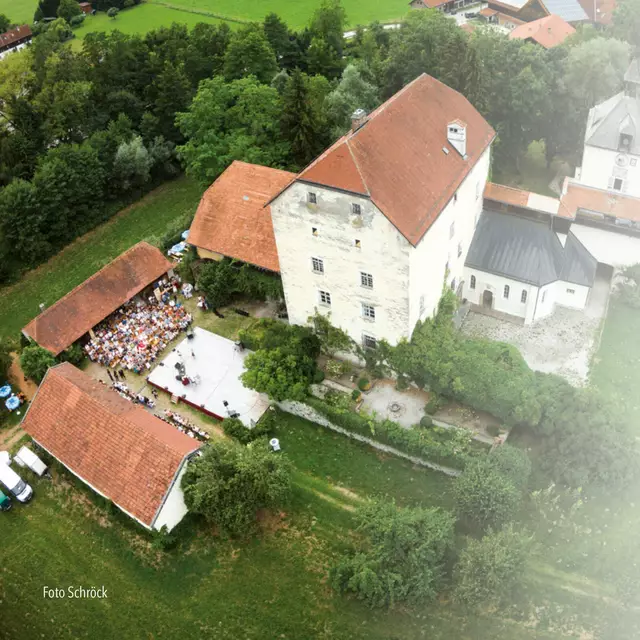 Die Salzach Festspiele feiern 2025 ihr 20-jähriges Jubiläum und laden zu einem ganz besonderen Kulturereignis im malerischen Schloss Triebenbach ein. | Foto: Schröck