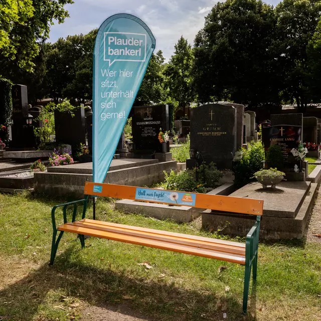Friedhöfe müssen nicht immer stille Orte bleiben. Wer den Drang zu einem gemeinschaftlichen Gespräch verspürt, hat mit dem "Plauderbankerl" die Möglichkeit dazu.  | Foto: Friedhöfe Wien/Harald Lachner