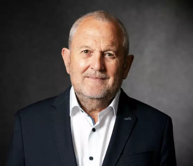 Alois Schöpf präsentiert mit der "Blasmusikfibel" sein neuestes Buch. | Foto: Thomas Steinlechner