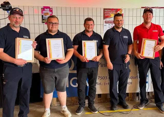 Die Feuerwehr Großpetersdorf ehrte verdiente Mitglieder. | Foto: SJF