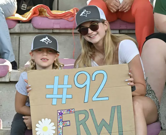 Starke Unterstützung: Rund 300 Fans begleiteten die Welser Huskies nach Traun, wo sie den Steelsharks eine bittere Niederlage verpassten.  | Foto: Huskies Wels/Straub