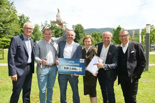 Das Gewinnerfoto vom Zipfer Tourismuspreis 2025. Im Bild von links nach rechts: Günter Hinterholzer, Matthias Egger, Franz Naturner, Landtagspräsidentin Brigitta Pallauf, Leo Bauernberger und Gerd Schneider. | Foto: SalzburgerLand Tourismus/Franz Neumayr