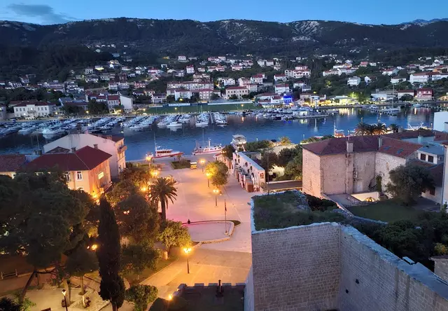 Nächtlicher Blick auf den Hafen von Rab