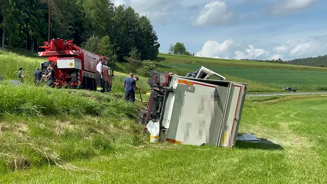 In der Nähe von Ritterkamp kam aus bislang ungeklärter Ursache ein Lkw rechts von der Fahrbahn ab und stürzte in einen Straßengraben, wo er seitlich zum Liegen kam.  | Foto: DOKU-NÖ