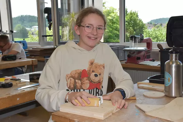 Große Begeisterung herrschte an der MINT-Mittelschule Pabneukirchen in den vergangenen beiden Schultagen. Buben und Mädchen der beiden ersten Klassen bauten ein Windrad und Solar-Lüfter.  | Foto: Robert Zinterhof