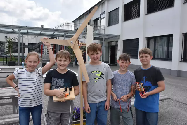 Große Begeisterung herrschte an der MINT-Mittelschule Pabneukirchen in den vergangenen beiden Schultagen. Buben und Mädchen der beiden ersten Klassen bauten ein Windrad und Solar-Lüfter.  | Foto: Robert Zinterhof