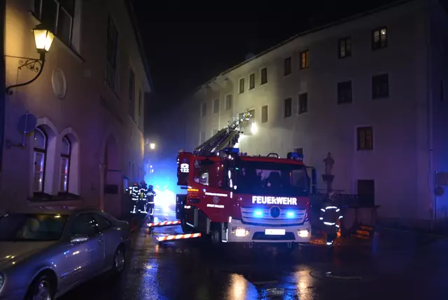 Um 02:24 Uhr konnte die Feuerwehr "Brand unter Kontrolle" melden. | Foto: Feuerwehr Hallein
