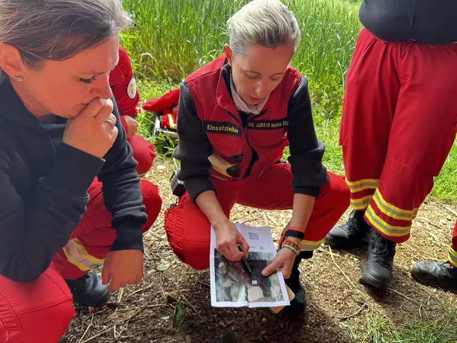 Landeseinsatzleiterin Nadine Aumayr bespricht die Taktik einer Kettensuche bevor ihre Teams aus Mensch und Vierbeinern die Übung praktisch umsetzen. | Foto: ÖRHB OÖ