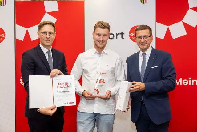 Sport-Landesrat Markus Achleitner (re.), Bezirkssieger Braunau Lukas Rosenberger und MeinBezirk OÖ-Chefredakteur Thomas Winkler. | Foto: MeinBezirk OÖ/Pils