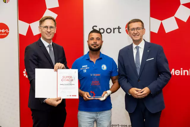 Sport-Landesrat Markus Achleitner (re.), Bezirkssieger Linz-Land/Enns Carlos Gomez-Ramirez und MeinBezirk OÖ-Chefredakteur Thomas Winkler. | Foto: MeinBezirk OÖ/Pils