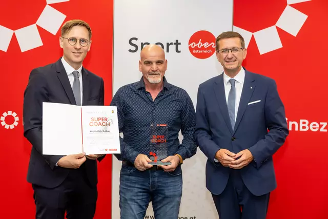 Sport-Landesrat Markus Achleitner (re.), Bezirkssieger Wels &amp; Wels-Land Hojatallah Golkar und MeinBezirk OÖ-Chefredakteur Thomas Winkler. | Foto: MeinBezirk OÖ/Pils