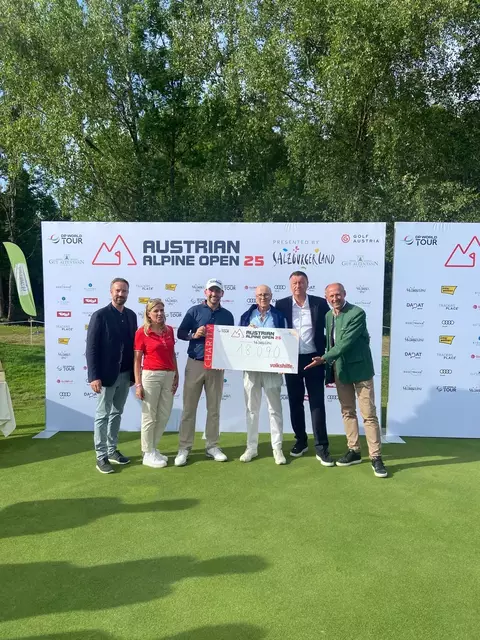 Übergabe des Spenderschecks an die Volkshilfe Salzburg. Von links: LHstv. Stefan Schnöll, Nicolai von Dellingshausen (Gewinner der Austrian Alpine Open 25), Siegfried Pichler (Volkshilfe Salzburg), Edwin Weindorfer (Golf Enterprises) und Leo Bauernberger (Salzburger Land Tourismus) | Foto: Volkshilfe Salzburg
