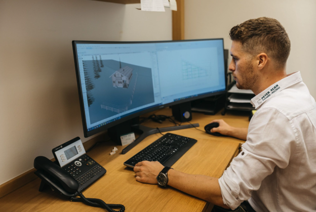 Martin Auer führt das Unternehmen in zweiter Generation. Sein Vater hat den Betrieb aufgebaut.  | Foto: Holzbau Auer