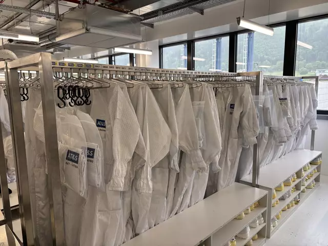 Alle Mitarbeiterinnen und Mitarbeiter müssen erst durch eine Hygiene-Schleuse, damit sie die empfindlichen Produkte nicht verunreinigen. | Foto: MeinBezirk