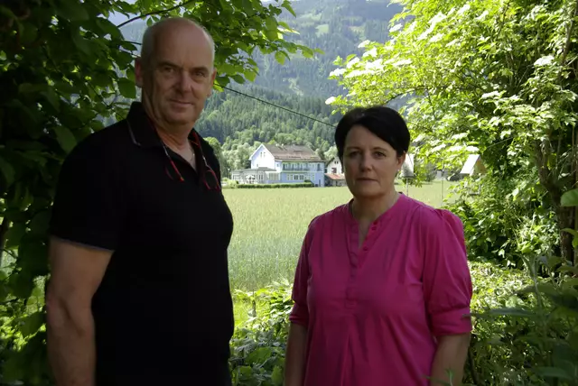 Herwig und Anna Leitner betreiben den Gasthof-Pension Leitner in Greifenburg, die Straße würde 20m vor ihrer Restaurantterrasse vorbeiführen. | Foto: L-OD