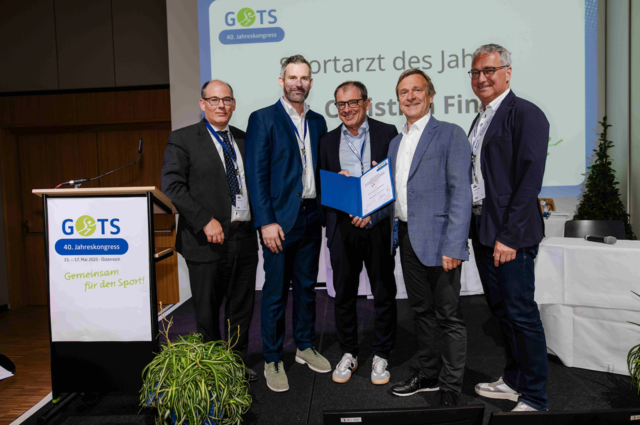 v.l. Der Präsident und der Vizepräsident des GOTS Prof. Thomas Tischer und Lukas Negrin, Univ.-Prof. Dr. Wolfgang Schobersberger vom ISAG der UMIT TIROL und der tirol kliniken und der Vorsitzende der Verbandärzte Deutschland e.V. gratulierten Prof. Dr. Christian Fink (Bildmitte) zur Auszeichnung zum „Sportarzt des Jahres“ | Foto: Walter Skokanitsch Fotografie